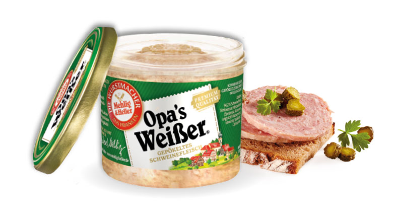 Ein geöffnetes Glas "Opa's Weißer" von "Mehlig & Heller" neben einem belegten Brot