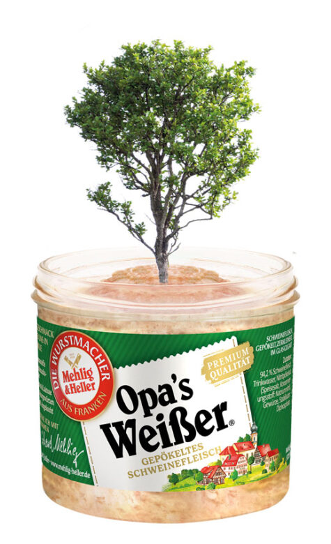 Ein geöffnetes Glas "Opa's Weißer" von "Mehlig & Heller" aus dem ein Baum wächst. Um die Natürlichkeit der Wurst darzustellen.
